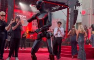 Optimus se roba el show en la alfombra roja de Tron: Ares