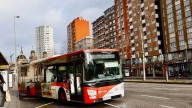 Cinco heridos (uno de consideración) tras accidentarse un autobús urbano en Gijón