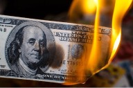 El anuncio del swap con EE.UU. no pudo frenar la presión sobre el dólar: el oficial cerró a $1495