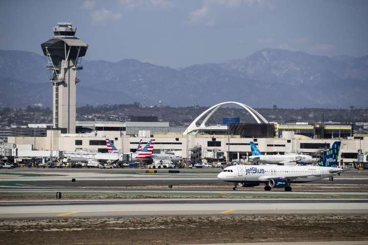 Airbus de JetBlue aterriza de emergencia en Florida y deja pasajeros heridos, según medios