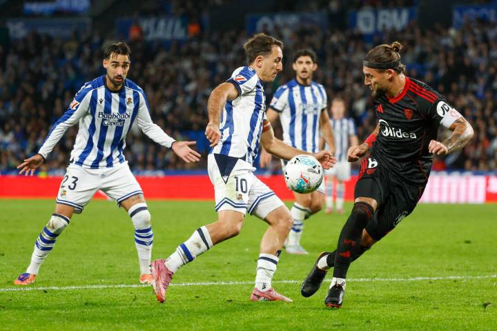 Un doblete de Oyarzábal tumba al Sevilla