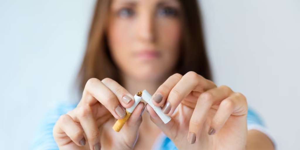 Dejar de fumar, incluso en la edad adulta, reduce la pérdida de memoria y lenguaje en la vejez