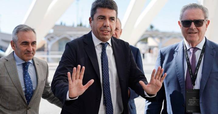 Mazón anuncia que en los próximos días hará "una reflexión más profunda"