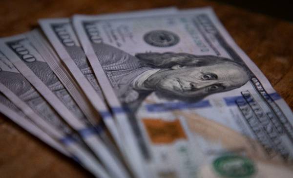 Otro día de tensión cambiaria: suben todos los dólares y el oficial llega a $1.450