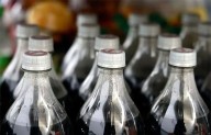 Sheinbaum admite impacto del impuesto a refrescos y llama a reducir su consumo