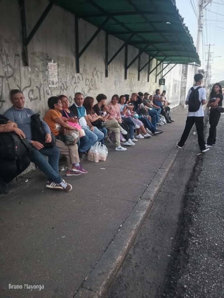 Paradas repletas de pasajeros este miércoles por ausencia de transporte en Maturín