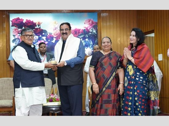 Punjab Governor Kataria bids farewell to three senior officers, welcomes new Chandigarh CS H. Rajesh Prasad [ FULL VIEW ]