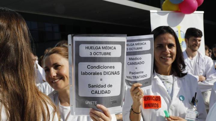 EN IMÁGENES: la huelga de médicos en Asturias alcanza un seguimiento del 80 por ciento en los hospitales pero no consigue parar la actividad por los servicios mínimos