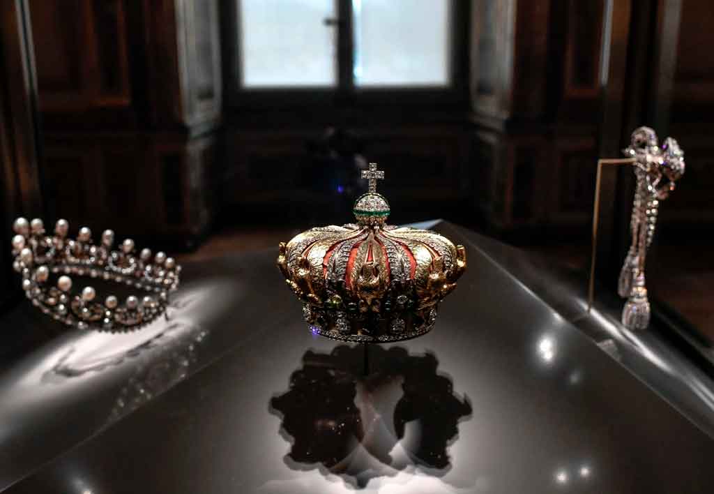 Macron promete recuperación de joyas robadas del Louvre