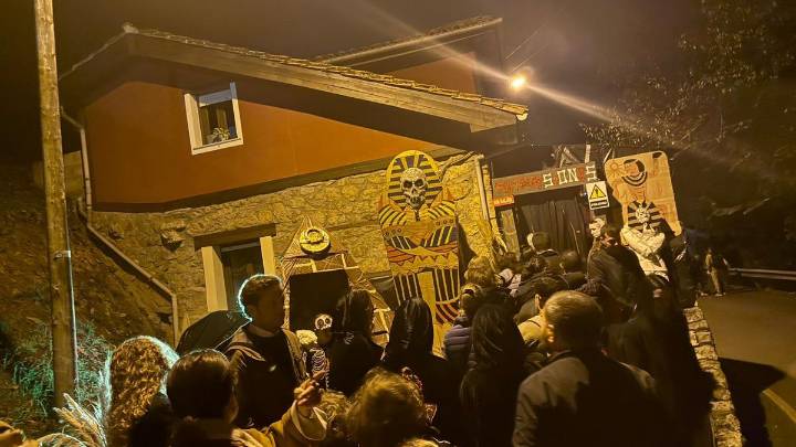 El Halloween más espectacular de la zona rural de Oviedo: de noche, con escenas terroríficas y cientos de visistantes
