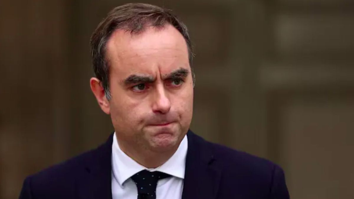 Francia: renunció el primer ministro de Macron a un día de presentar a su Gabinete