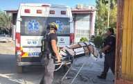 Cae mujer y es auxiliada por médico de secundaria
