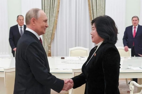 Se reúne Canciller norcoreana con Putin en visita a Rusia