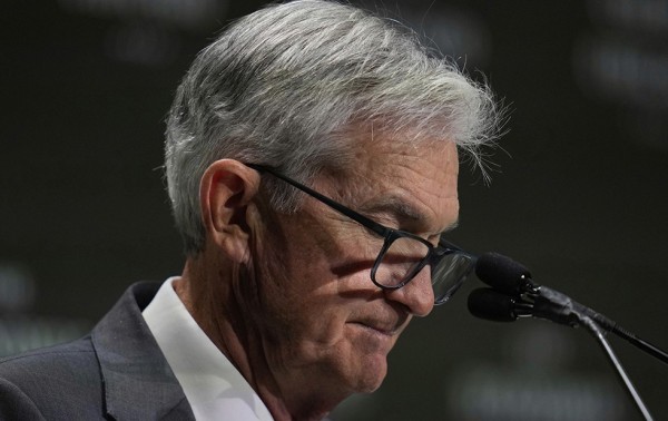 Advierte Powell que riesgos para el empleo han aumentado