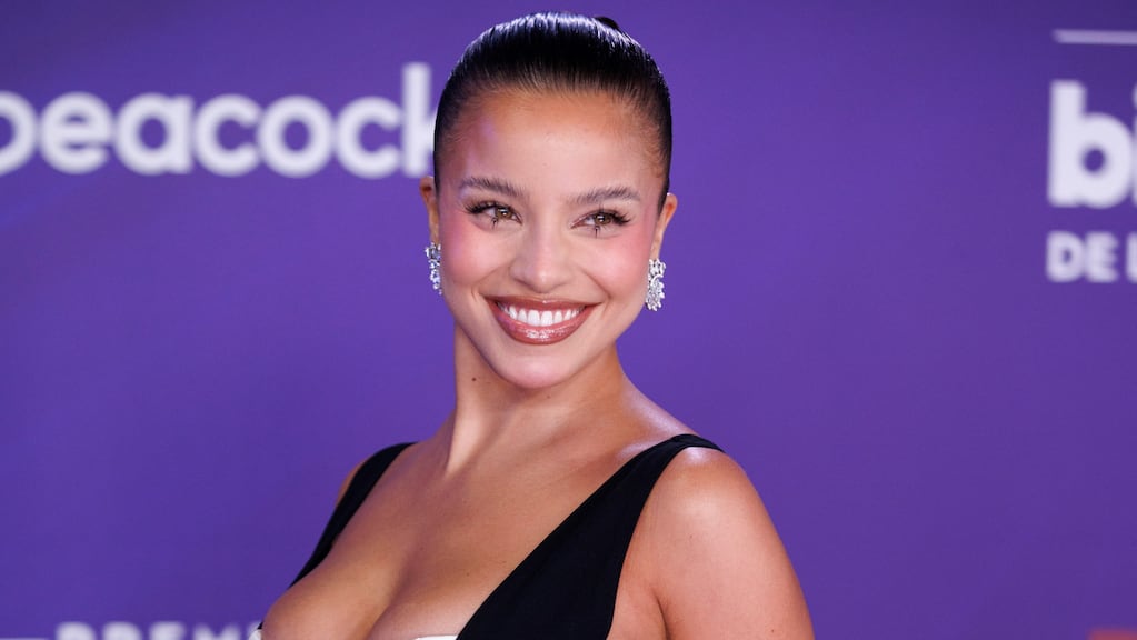 Emilia Mernes en modo vintage: deslumbró en los Billboard Latinos con un vestido Thierry Mugler 1998