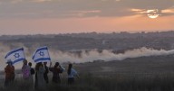 US envoys visit Israel to bolster truce, and Gaza militants hand over a hostage's remains