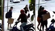 Impactante intento de robo a una madre y su hijo quedó registrado en cámaras de seguridad: ‘Dame todo o lo mato’