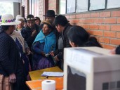 Casi sin tránsito vehicular, avanza el balotaje en Bolivia y se espera que los resultados se conozcan temprano