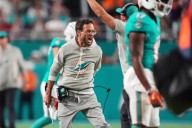 Dolphins' Mike McDaniel has complete meltdown on sideline