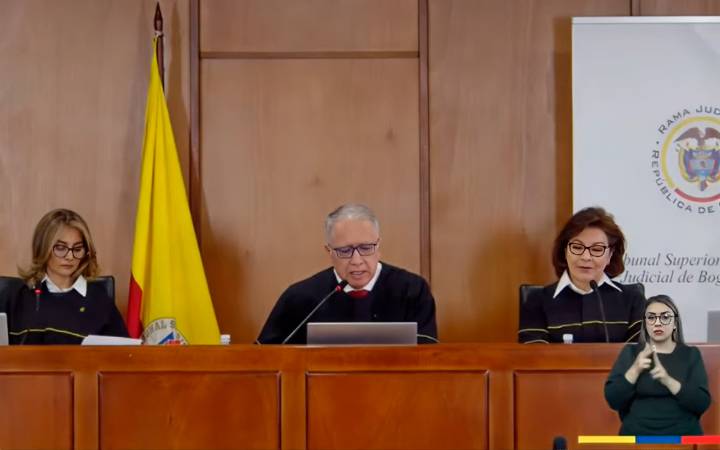 Tribunal absuelve a Álvaro Uribe con duros cuestionamientos a juzgado de primera instancia