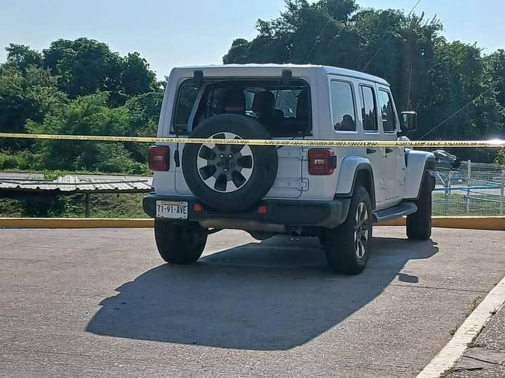 HOMBRE BALACEADO EN SU TODO TERRENO JEEP