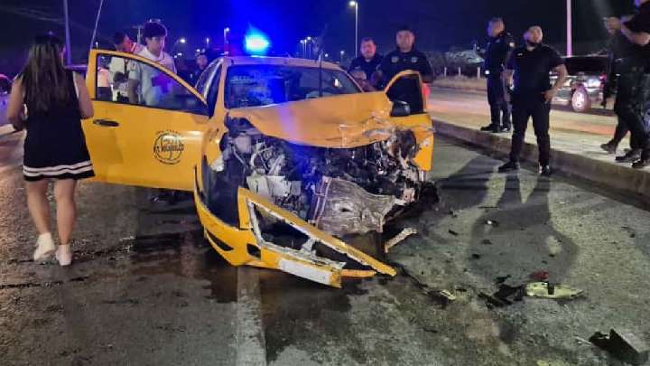 Taxi choca de frente a otro taxi y deja una niña grave en Torreón