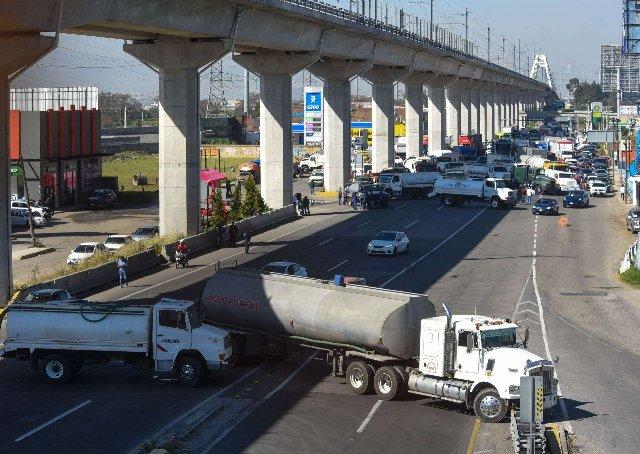 Continúan bloqueos de piperos; interrumpen vialidades en CDMX y Edomex