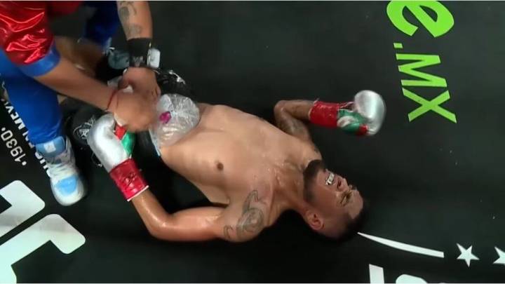 Polémica en Tijuana: un boxeador fue descalificado por una patada a su rival