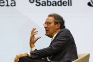 El escritor Juan Gabriel Vásquez: “Las redes han pasado de la esperanza democrática al mayor mecanismo de manipulación colectiva”