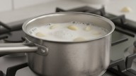 Hervir ajo con leche: para qué sirve y por qué recomiendan hacerlo