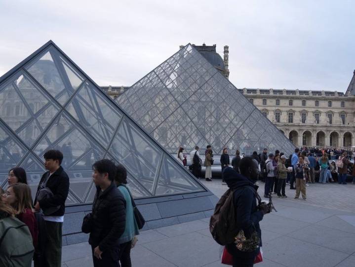 The Louvre reopens 3 days after heist