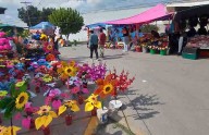 Comerciantes listos para su vendimia afuera de panteones
