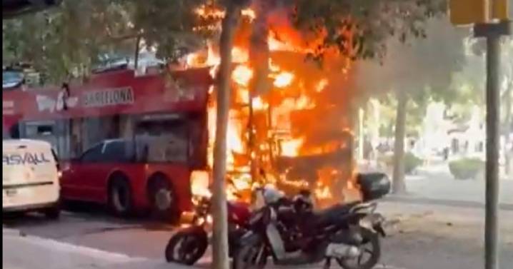 Arde un autobús turístico en el centro de Barcelona