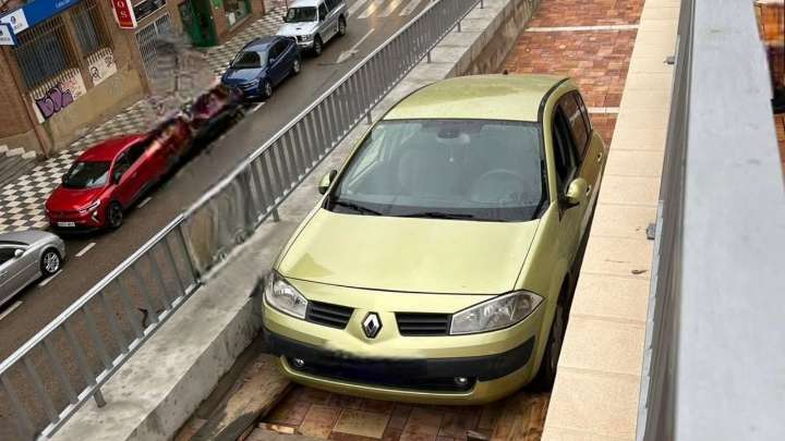 Un despiste provoca que un coche se quede encajonado en un barrio de Cuenca