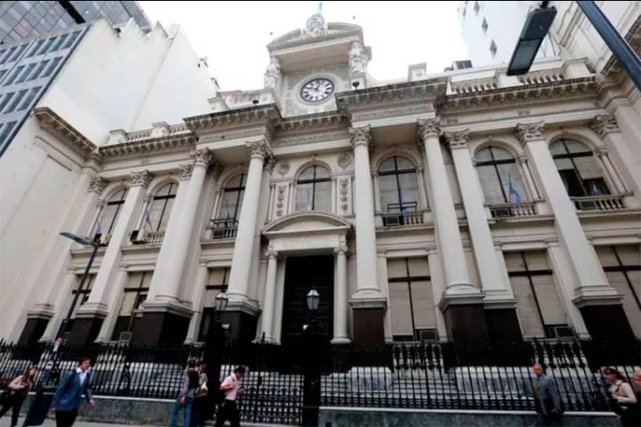 El Tesoro volvió a vender dólares y aportó casi toda la oferta en el mercado de cambios