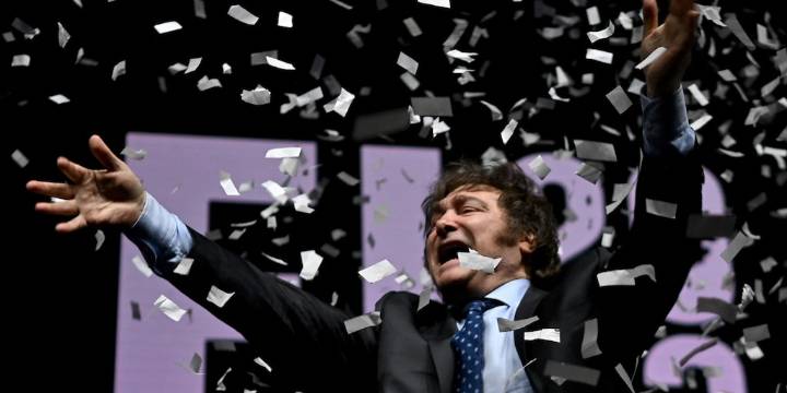 Javier Milei presenta su último libro con un show en el Movistar Arena: la previa del acto, en vivo