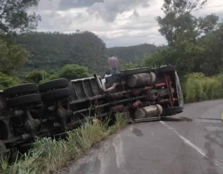 APARATOSA VOLCADURA DE CAMIÓN TIPO TORTON