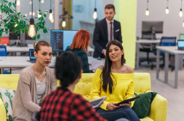 Latinas siguen teniendo los salarios más bajos en EE UU a pesar de sus logros universitarios