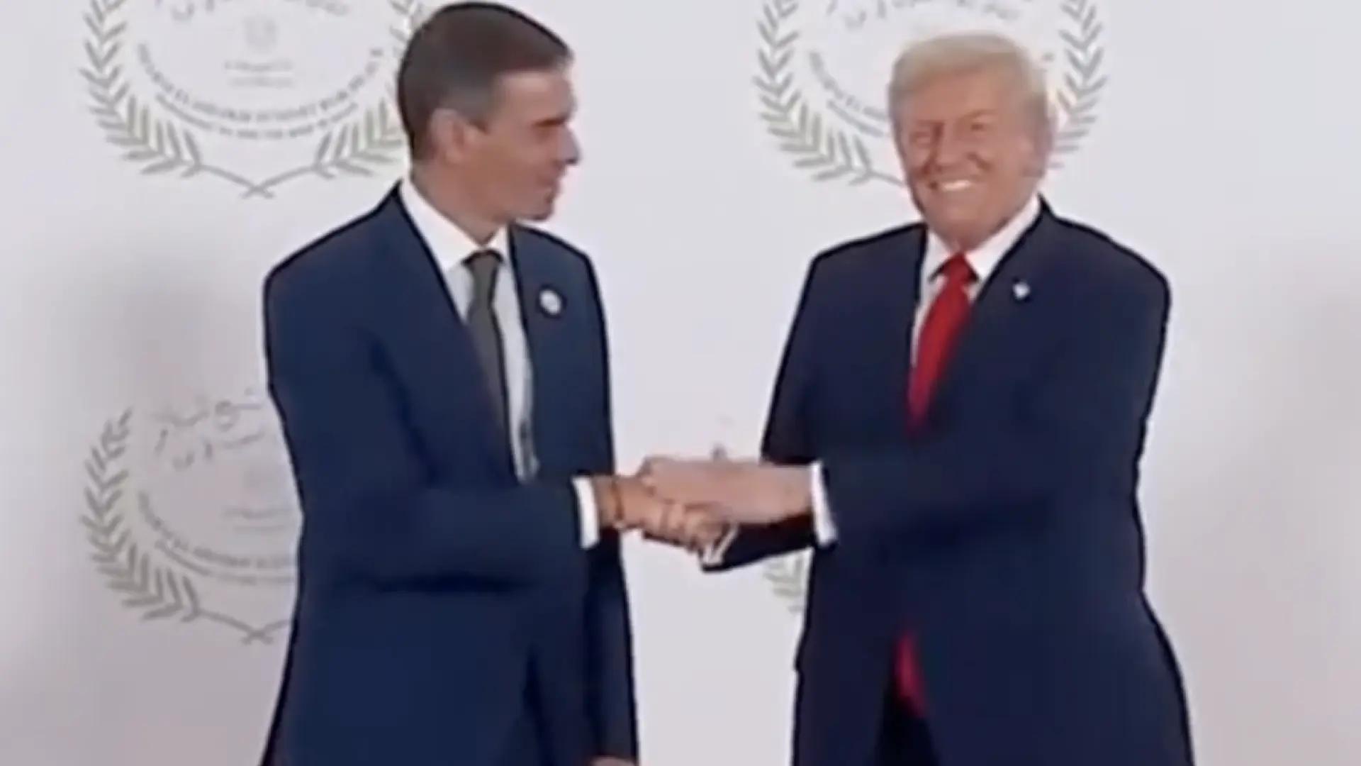 ‘Dislocación’ y ‘torno’: así interpretan los expertos el apretón dominante de Trump a Sánchez que acabó en tirón de manos