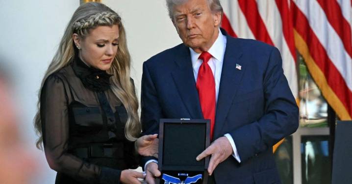 Trump entrega Medalla Presidencial de la Libertad post mortem a Charlie Kirk en su cumpleaños