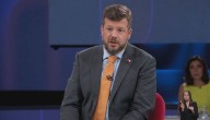 Kaiser apoya las redadas migratorias y asegura "seguir" el modelo de Trump: "Preferiría que cumplieran condena en El Salvador"