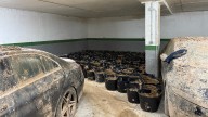 El tiempo detenido: todavía hay coches y lodo acumulados en garajes un año después de la dana