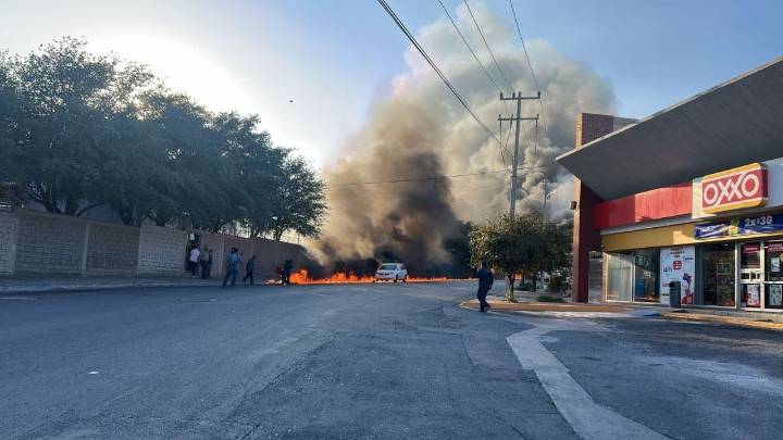 Deja incendio en taller de Santa Catarina afectaciones en 8 viviendas y 23 autos