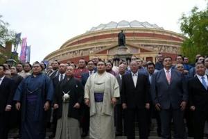 Sumo stars make giant splash in London