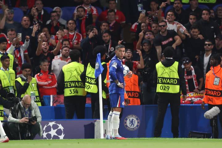 VIDEO. Le llovieron proyectiles: Enzo Fernández vivió tenso momento con hinchas de su exclub en la Champions League