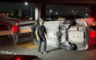 Vuelca auto sobre carriles exprés de avenida Constitución en Monterrey
