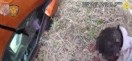 Oficiales de Fort Worth y transeúntes rescatan a un bebé atrapado debajo de un vehículo