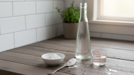Mezclar bicarbonato y vinagre blanco: por qué recomiendan hacerlo y para qué sirve