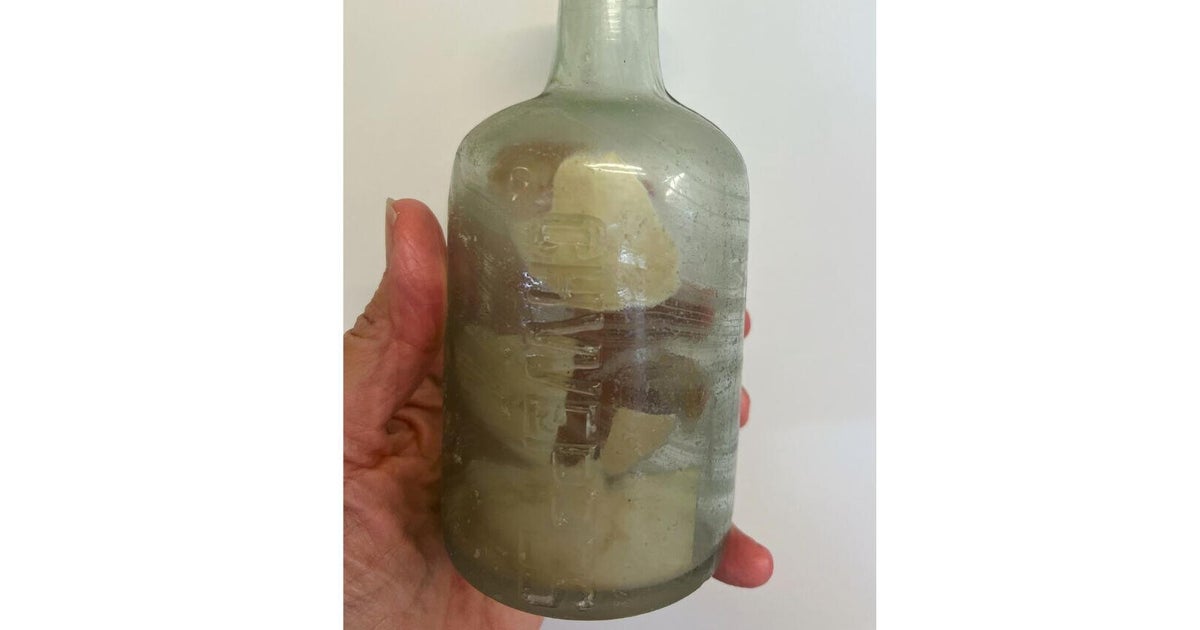 Messages in bottle written by World War I soldiers in 1916 found on Australian beach: "Absolutely stunned"