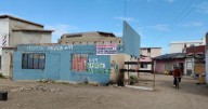 Locatarios viven con zozobra por invasión de personas sin techo en plaza comercial de Rosarito